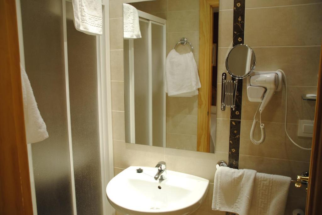 Hotel Alegria Banos De Montemayor Phòng bức ảnh